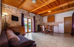 2 Bedroom Cozy Home In Lisane Tinjske 