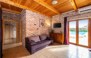 2 Bedroom Cozy Home In Lisane Tinjske 