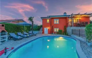 2 Bedroom Awesome Home In Porec - Montižana