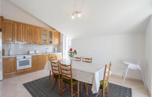 2 Bedroom Nice Apartment In Podstrana