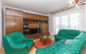 2 Bedroom Awesome Home In Smrika 