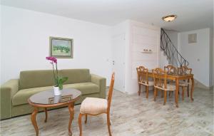 3 Bedroom Lovely Apartment In Omis 
