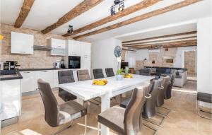 Amazing Home In Modrusani With Wifi 