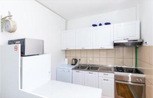 1 Bedroom Stunning Apartment In Komarna