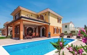 Three-Bedroom Holiday Home In Vabriga - Vabriga