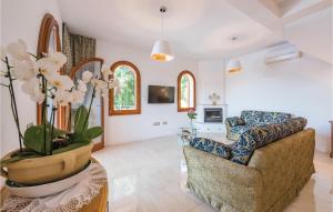 Three-Bedroom Holiday Home In Vabriga