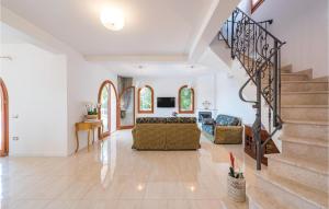 Three-Bedroom Holiday Home In Vabriga