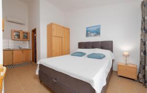 Gorgeous Apartment In Nin With Wifi