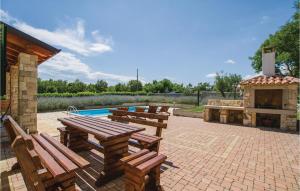 4 Bedroom Cozy Home In Kunj 