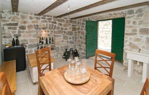 3 Bedroom Lovely Apartment In Omis 