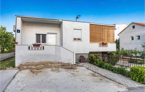 Beautiful Apartment In Kastel Luksic