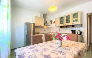 2 Bedroom Stunning Apartment In Kastel Sucurac 