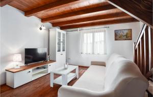 2 Bedroom Beautiful Home In Trilj