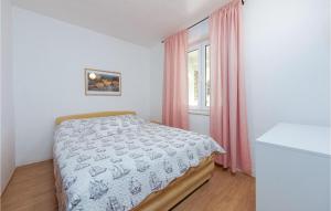 2 Bedroom Awesome Apartment In Nin 