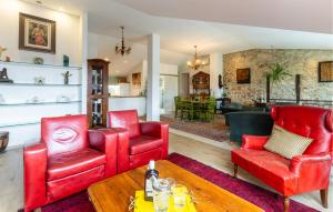 2 Bedroom Cozy Apartment In Porec 