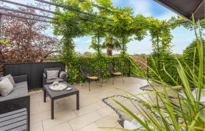 2 Bedroom Cozy Apartment In Porec