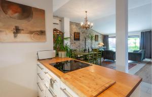 2 Bedroom Cozy Apartment In Porec