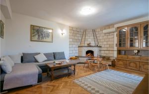 Awesome Home In Runovic With Wifi