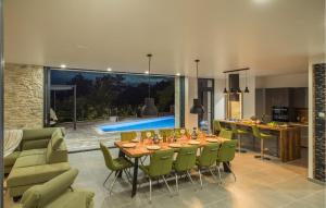 Awesome Home In Sveti Vid Miholjice 