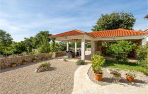 Nice Apartment In Garica With Wifi