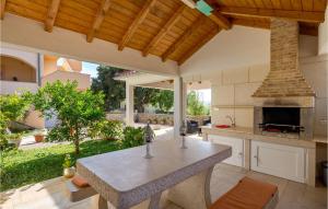 Nice Apartment In Garica With Wifi 