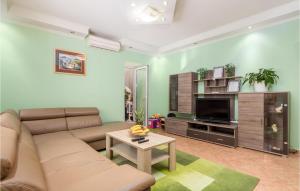 Nice Apartment In Garica With Wifi 