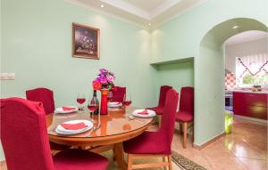 Nice Apartment In Garica With Wifi