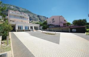 1 Bedroom Nice Apartment In Makarska 