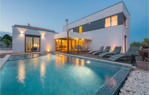 Nice Home In Medulin With Jacuzzi 