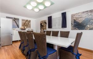 5 Bedroom Awesome Home In Pag