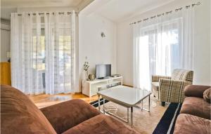 2 Bedroom Cozy Home In Bibinje