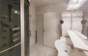 Maisons de vacances Lovely Home In Cazouls-Les-Beziers : photos des chambres