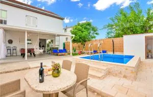 Two-Bedroom Apartment In Metkovic - Klade