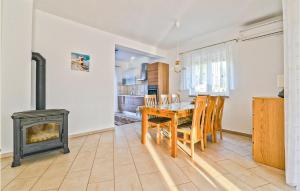 2 Bedroom Cozy Home In Bibinje 