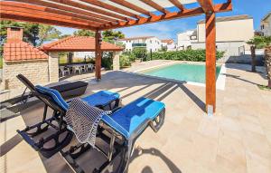 2 Bedroom Cozy Home In Bibinje