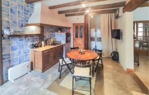 Maisons de vacances Lovely Home In Cazouls-Les-Beziers : photos des chambres