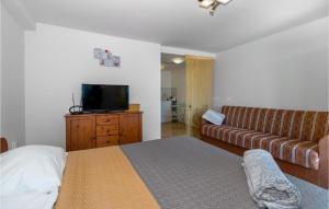 Lovely Apartment In Jadranovo With Wifi