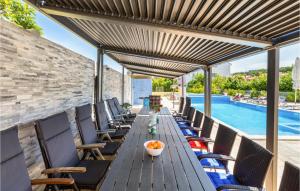 Beautiful Home In Pula With Jacuzzi 