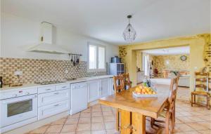 Maisons de vacances Awesome Home In Artigues : photos des chambres