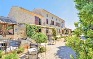 Maisons de vacances Lovely Home In Vallabregues : photos des chambres