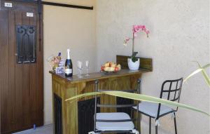 Maisons de vacances Lovely Home In Vallabregues : photos des chambres