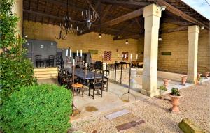 Maisons de vacances Lovely Home In Vallabregues : photos des chambres