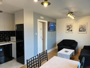 2 double bedrooms apartment near airport & town