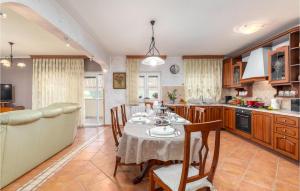 3 Bedroom Gorgeous Apartment In Pula 