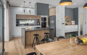 4 Bedroom Beautiful Home In Banjole