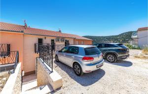 3 Bedroom Cozy Apartment In Marina