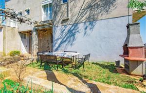 5 Bedroom Lovely Apartment In Raslina