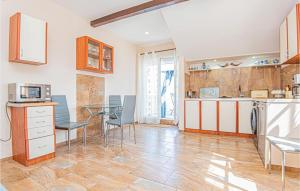 5 Bedroom Lovely Apartment In Raslina