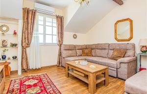 5 Bedroom Lovely Apartment In Raslina