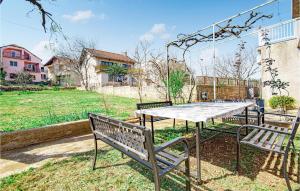 5 Bedroom Lovely Apartment In Raslina